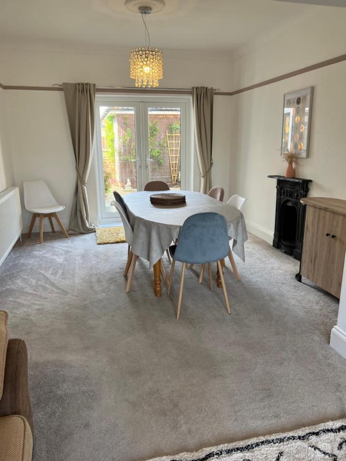 Spacious 4 Bed Rooms, Parking, Garden And Near Parks, Beaches And University 伯恩茅斯 外观 照片