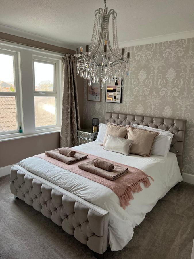 Spacious 4 Bed Rooms, Parking, Garden And Near Parks, Beaches And University 伯恩茅斯 外观 照片