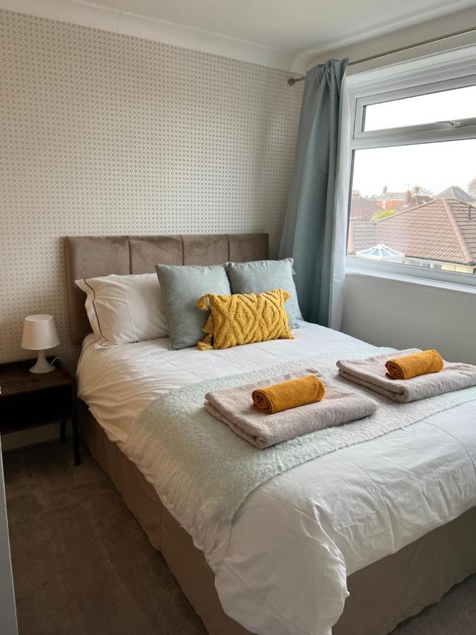 Spacious 4 Bed Rooms, Parking, Garden And Near Parks, Beaches And University 伯恩茅斯 外观 照片